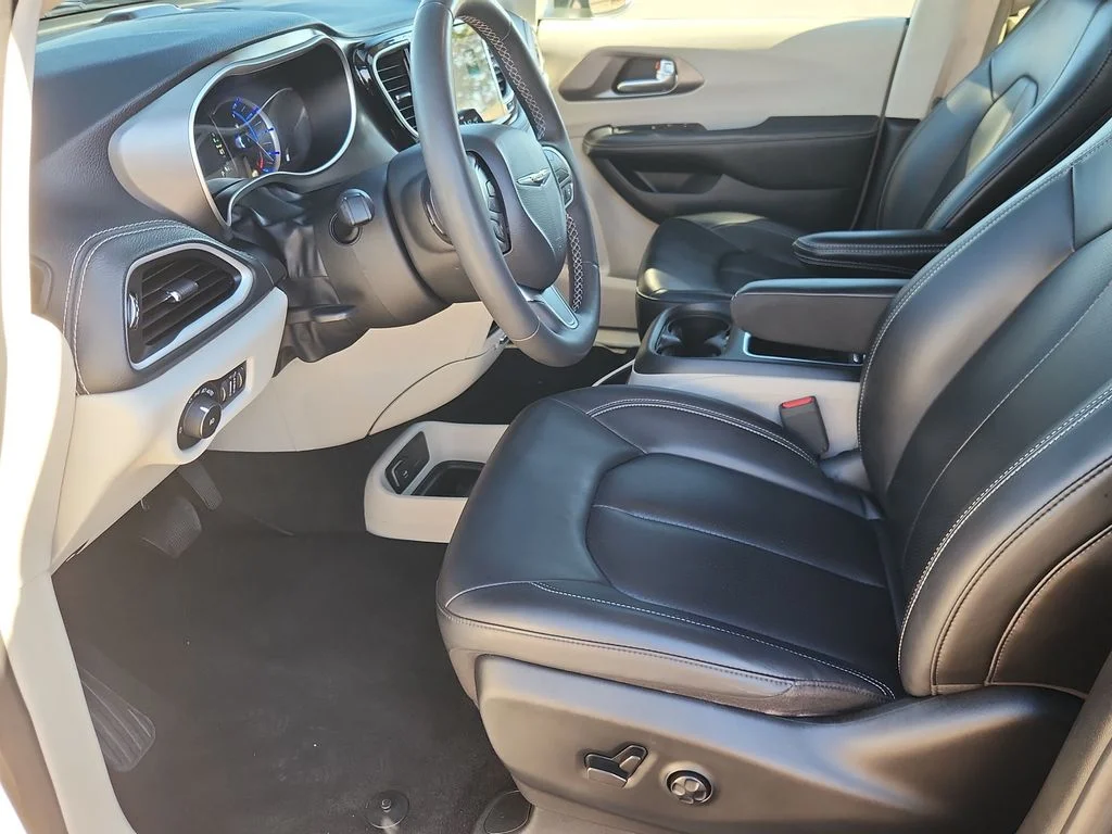 Used 2023 Black Chrysler Touring L image 7