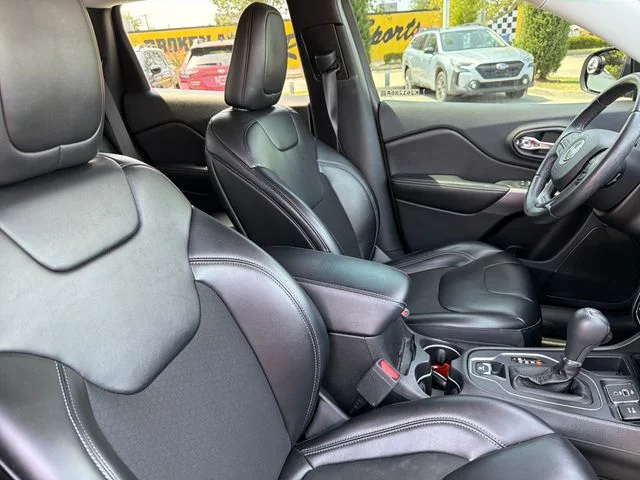Used 2019 Black Jeep Latitude Plus image 25