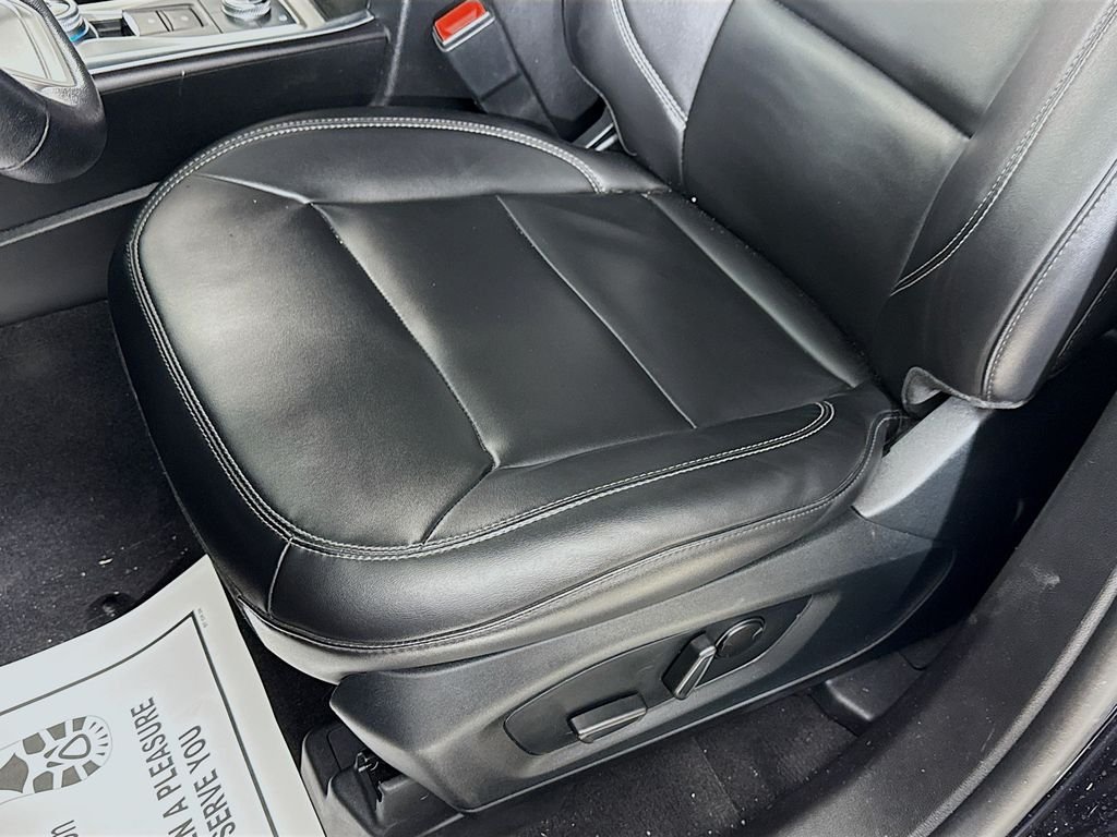 Used 2023 Agate Black Metallic Ford XLT image 22