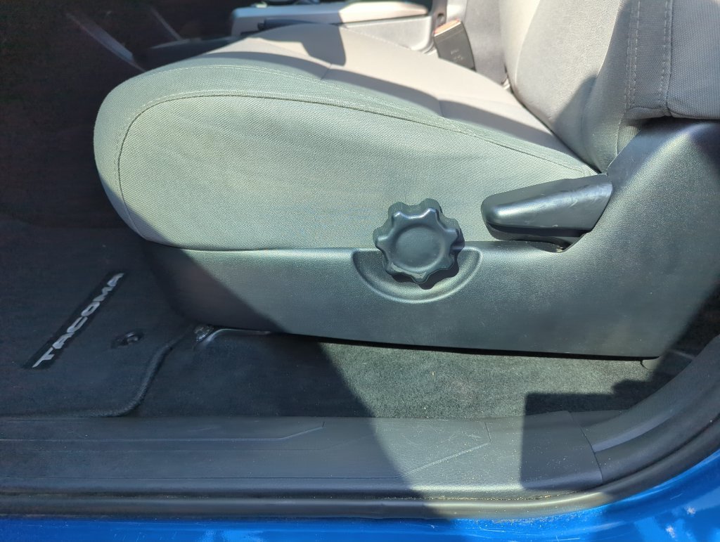 Used 2018 Blue Toyota SR5 image 10