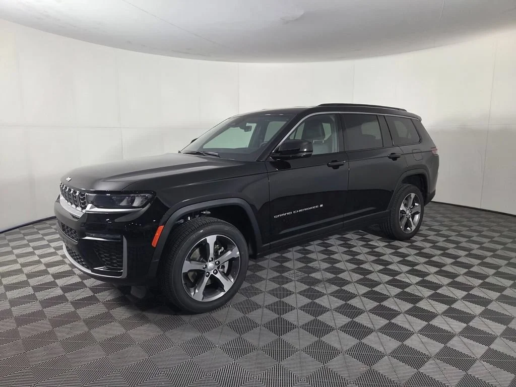 New 2026 Diamond Black Crystal Pearl-Coat Exterior Paint Jeep Limited image 3