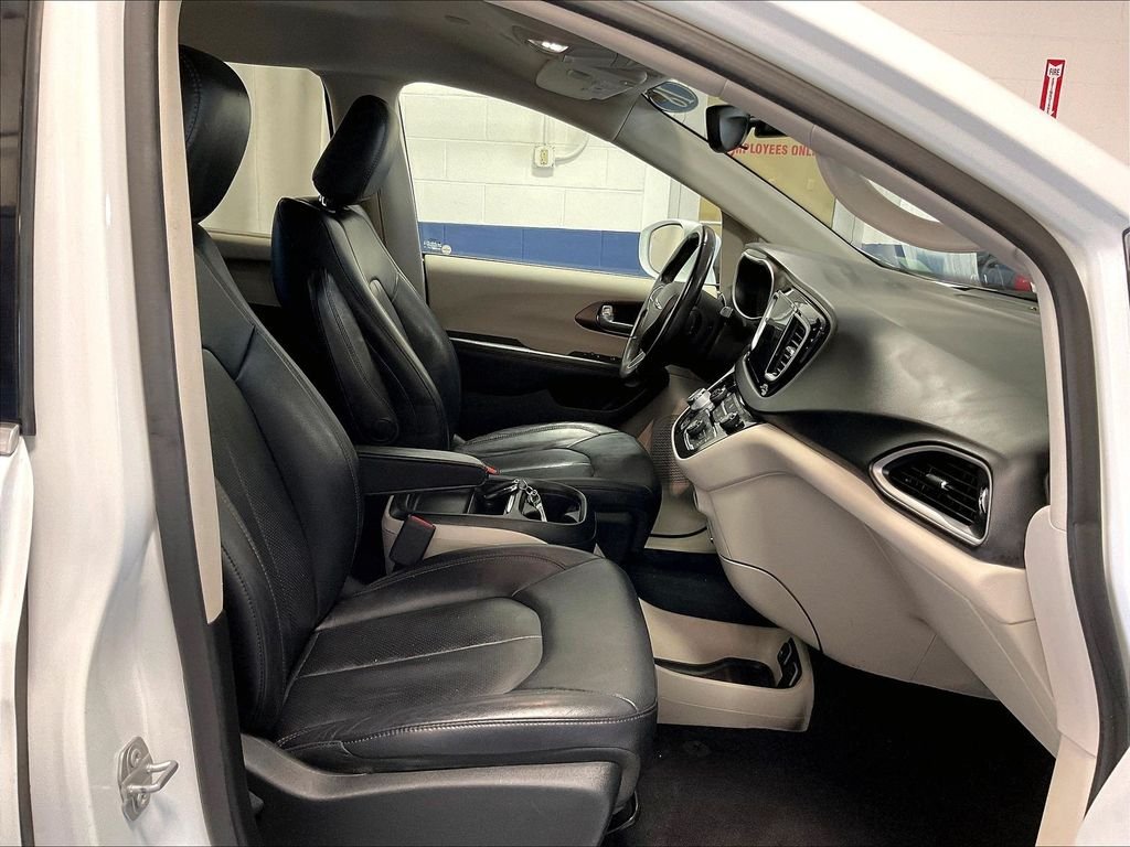 Used 2018 White Chrysler Touring L image 11