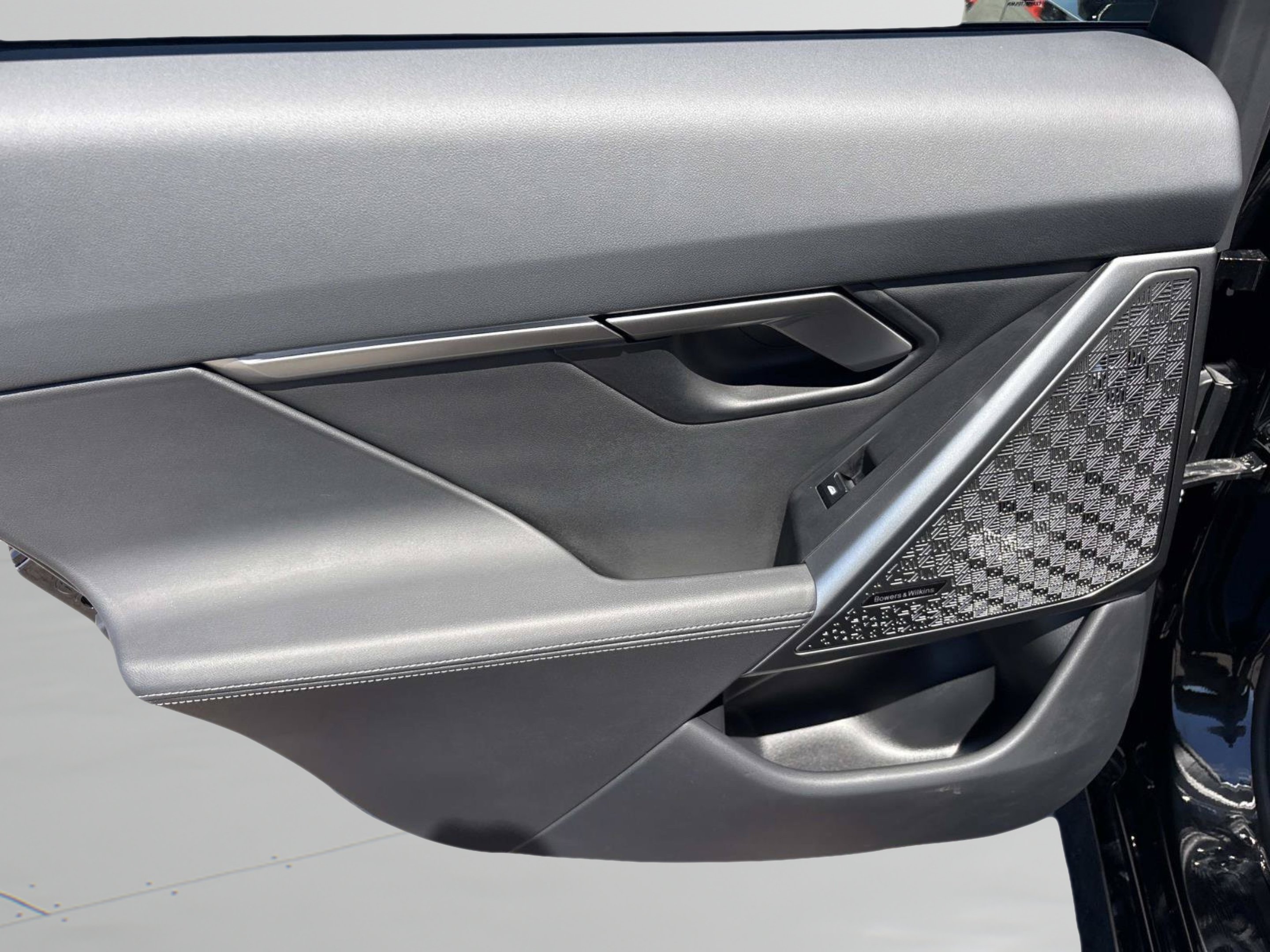 Used 2024 Black Sapphire Metallic BMW M60 image 17