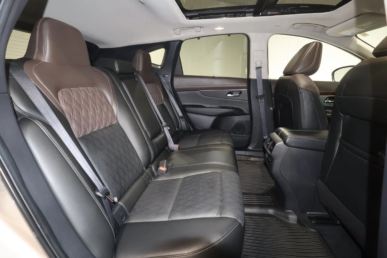 Used 2025 Gold Nissan Platinum image 26