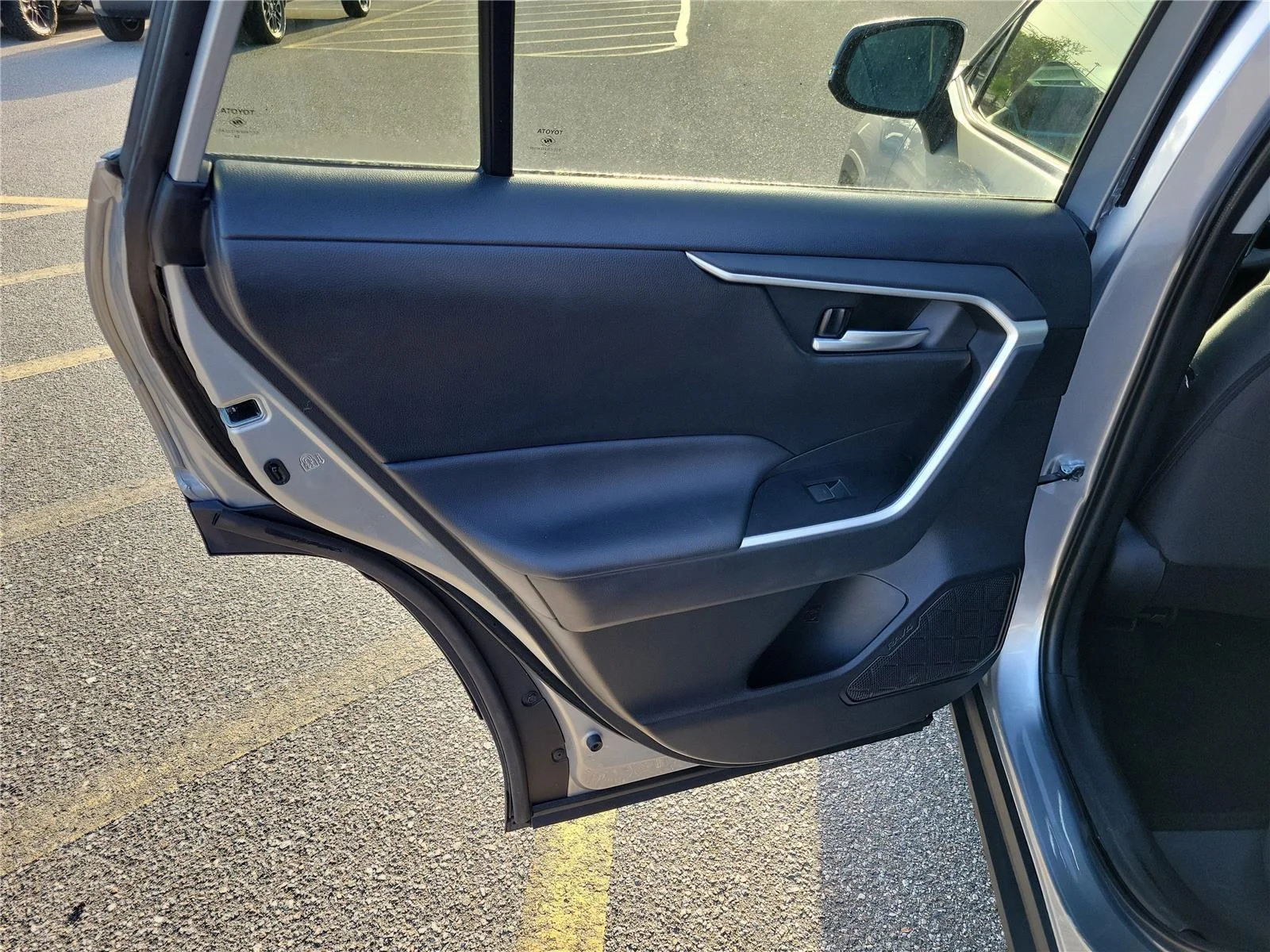 2025 Toyota RAV4 XLE - Photo 29