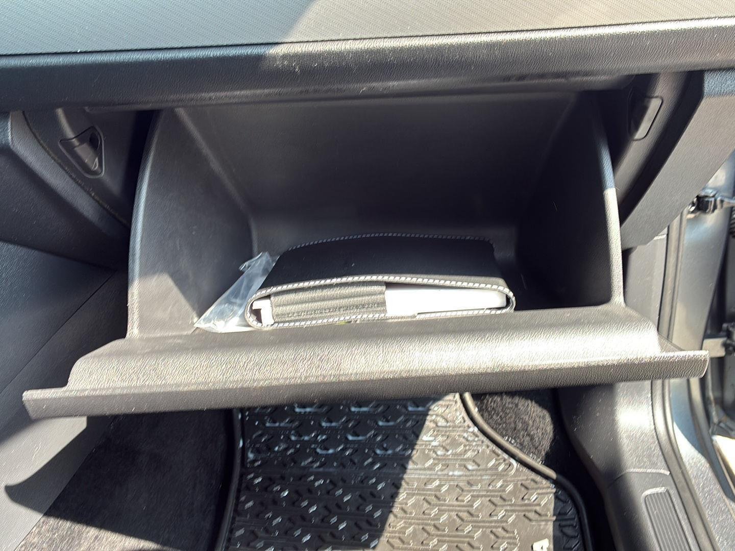 Used 2019 Platinum Gray Metallic Volkswagen SE image 16
