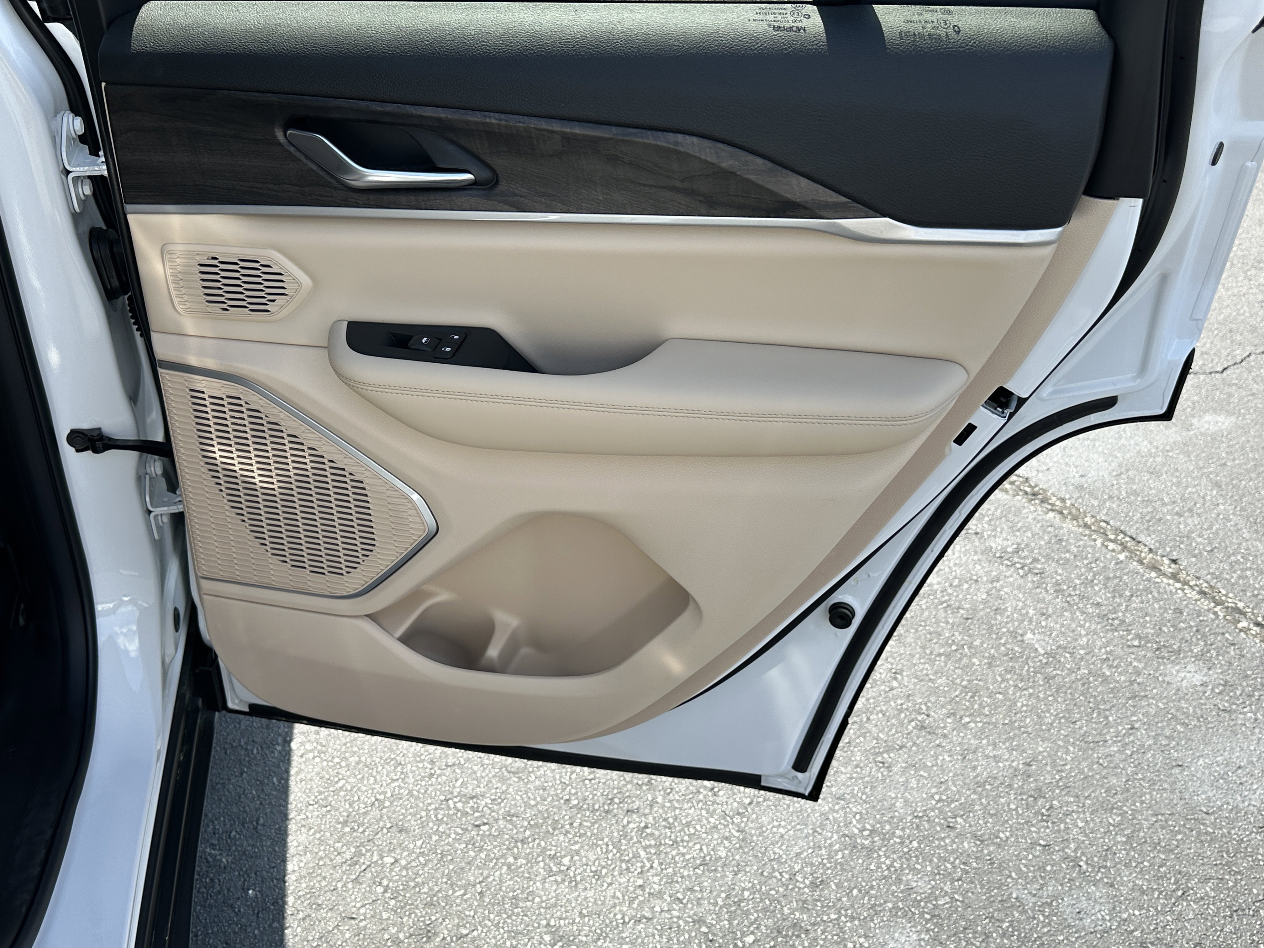 New 2026 Bright White Clear-Coat Exterior Paint Jeep Limited image 17