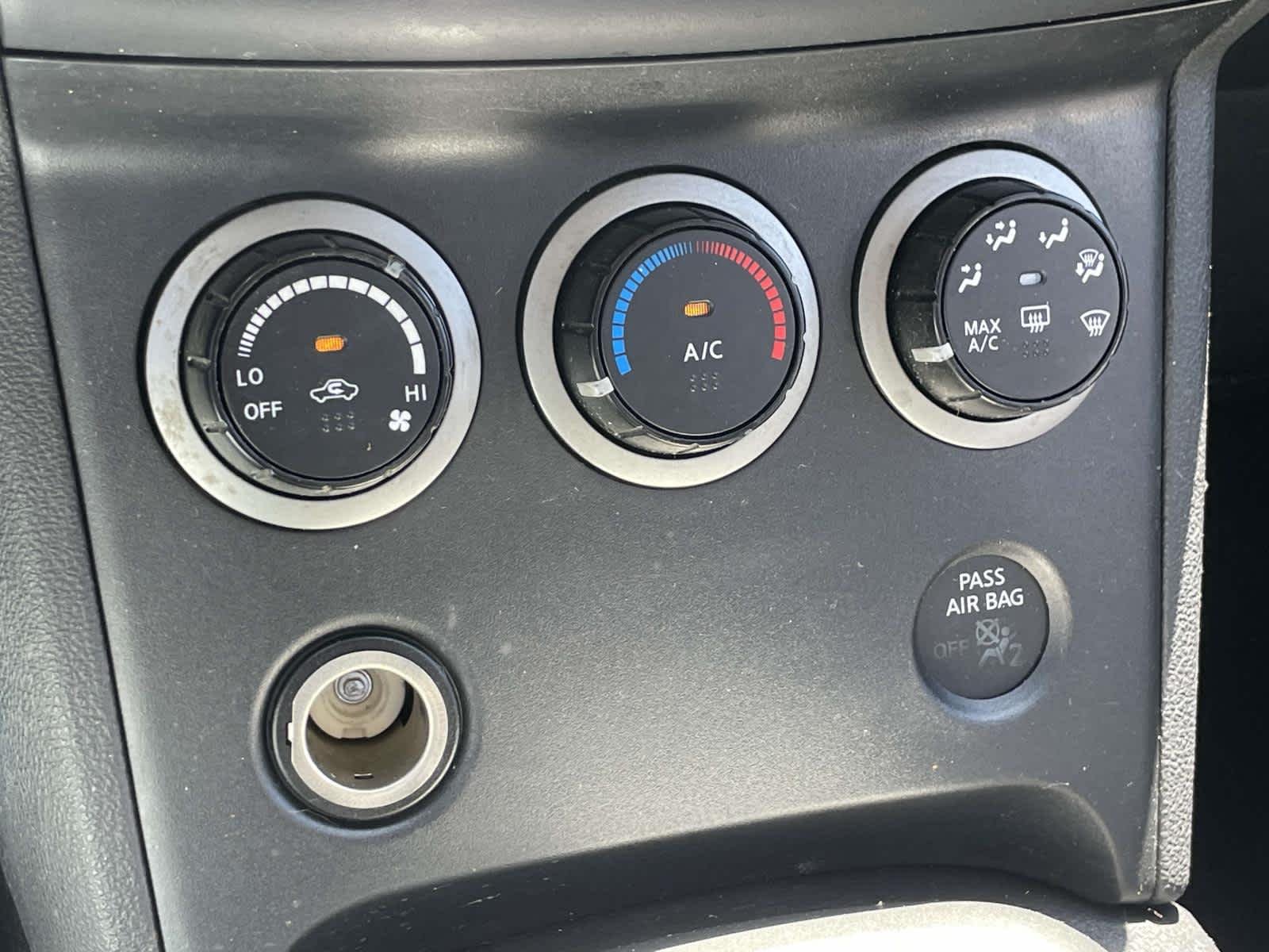 Used 2014 Platinum Graphite Nissan S image 22