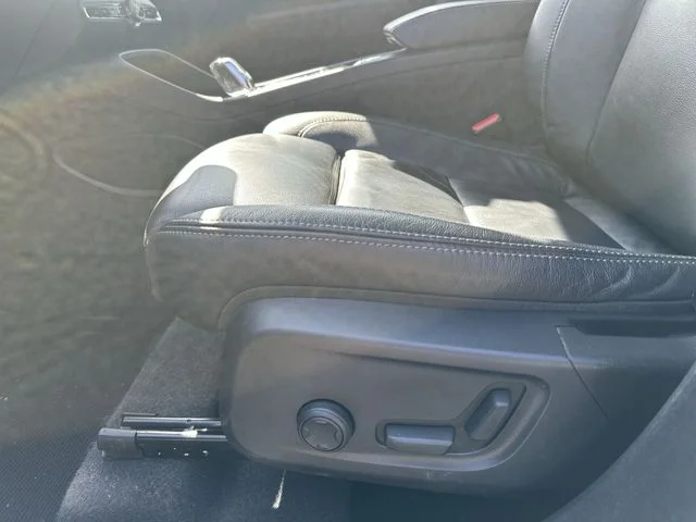 Used 2023 White Volvo B5 Plus Dark Theme image 18