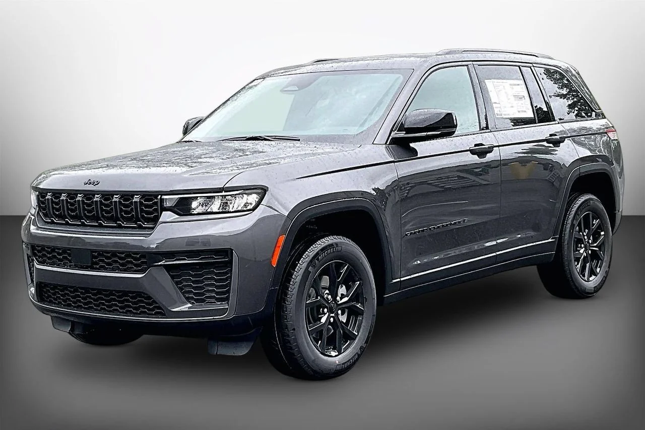 New 2026 Baltic Gray Metallic Clearcoat Jeep Altitude image 4