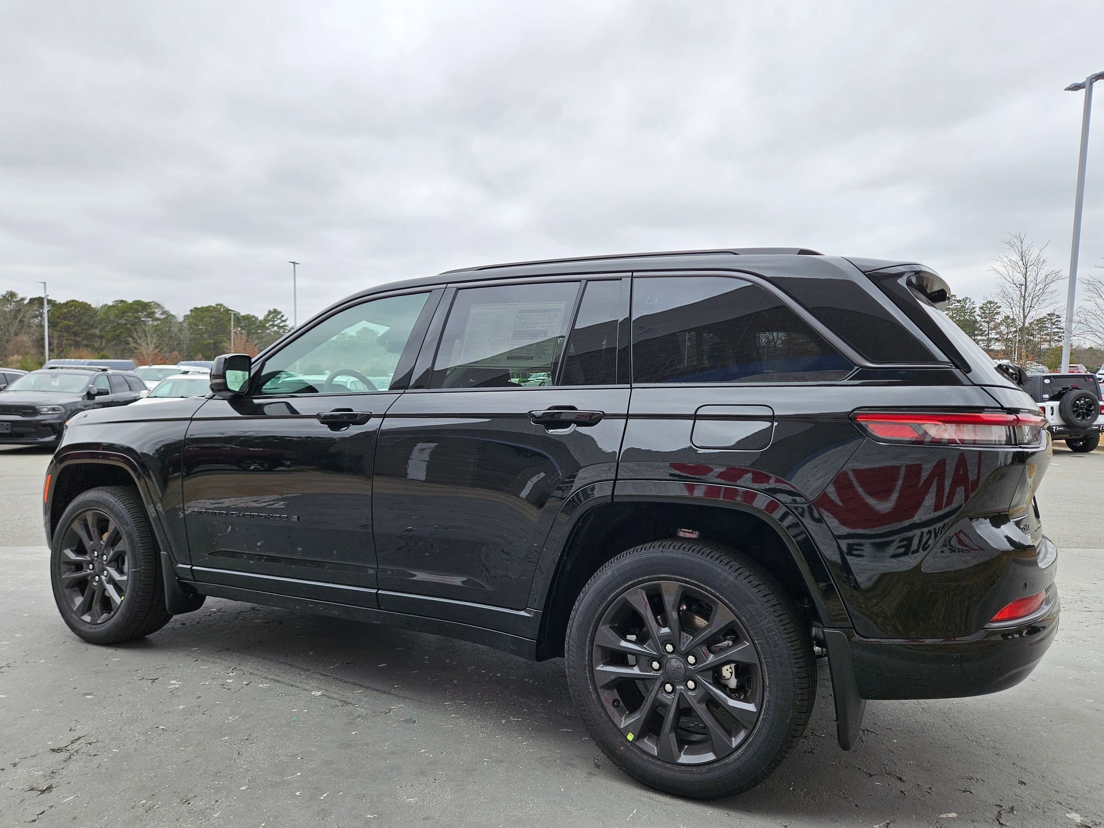 New 2026 Diamond Black Crystal Pearlcoat Jeep Limited Reserve image 5