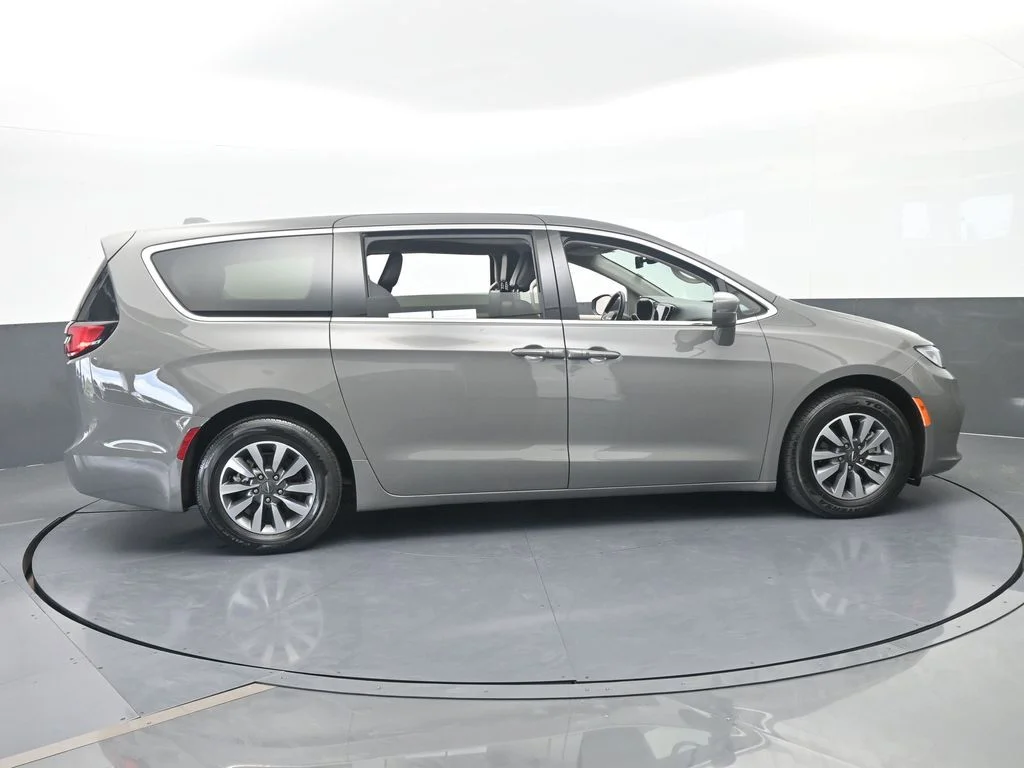 Used 2022 Ceramic Gray Clearcoat Chrysler Touring L image 7