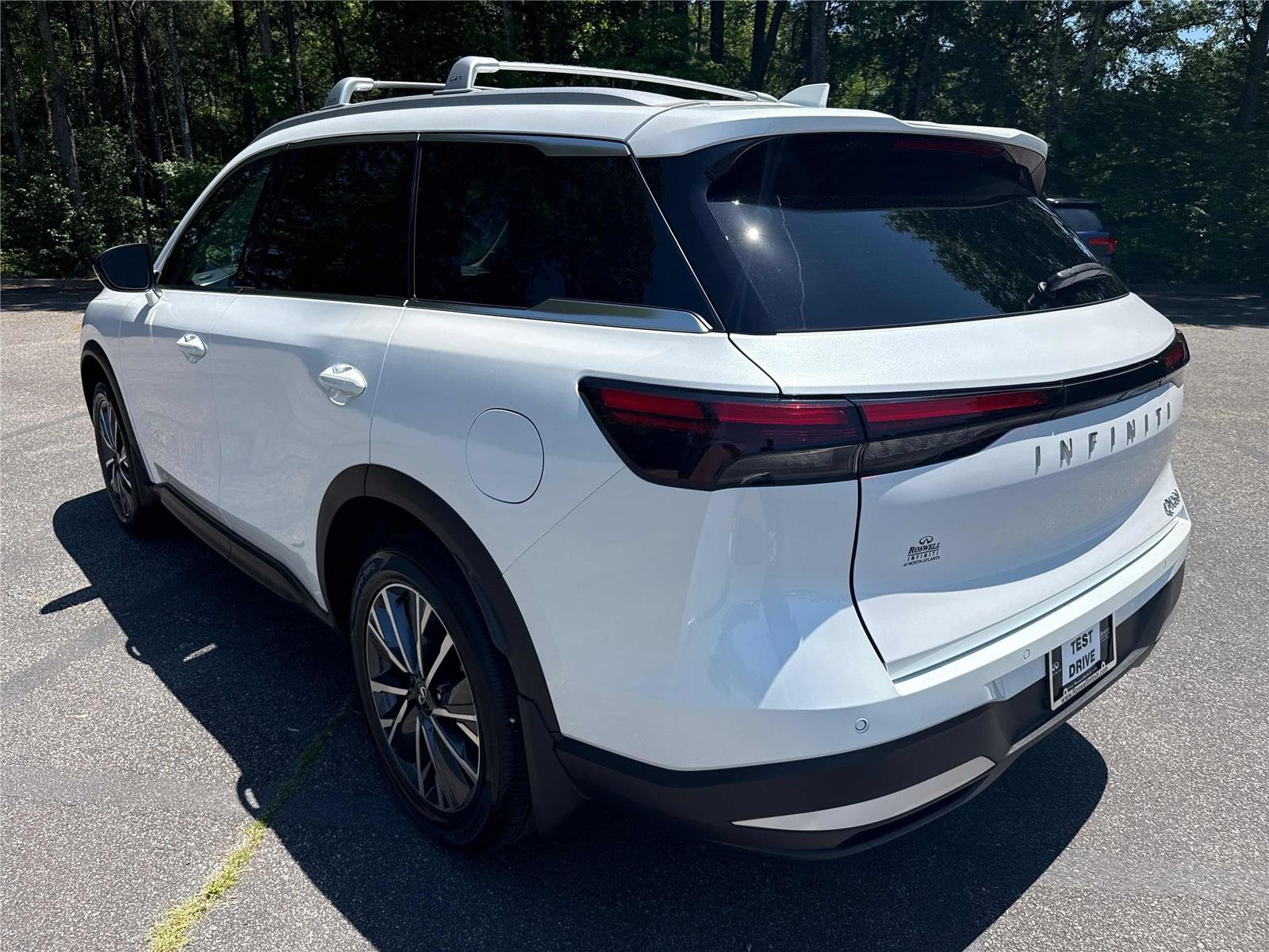 New 2027 RADIANT WHITE INFINITI Luxe FWD image 8