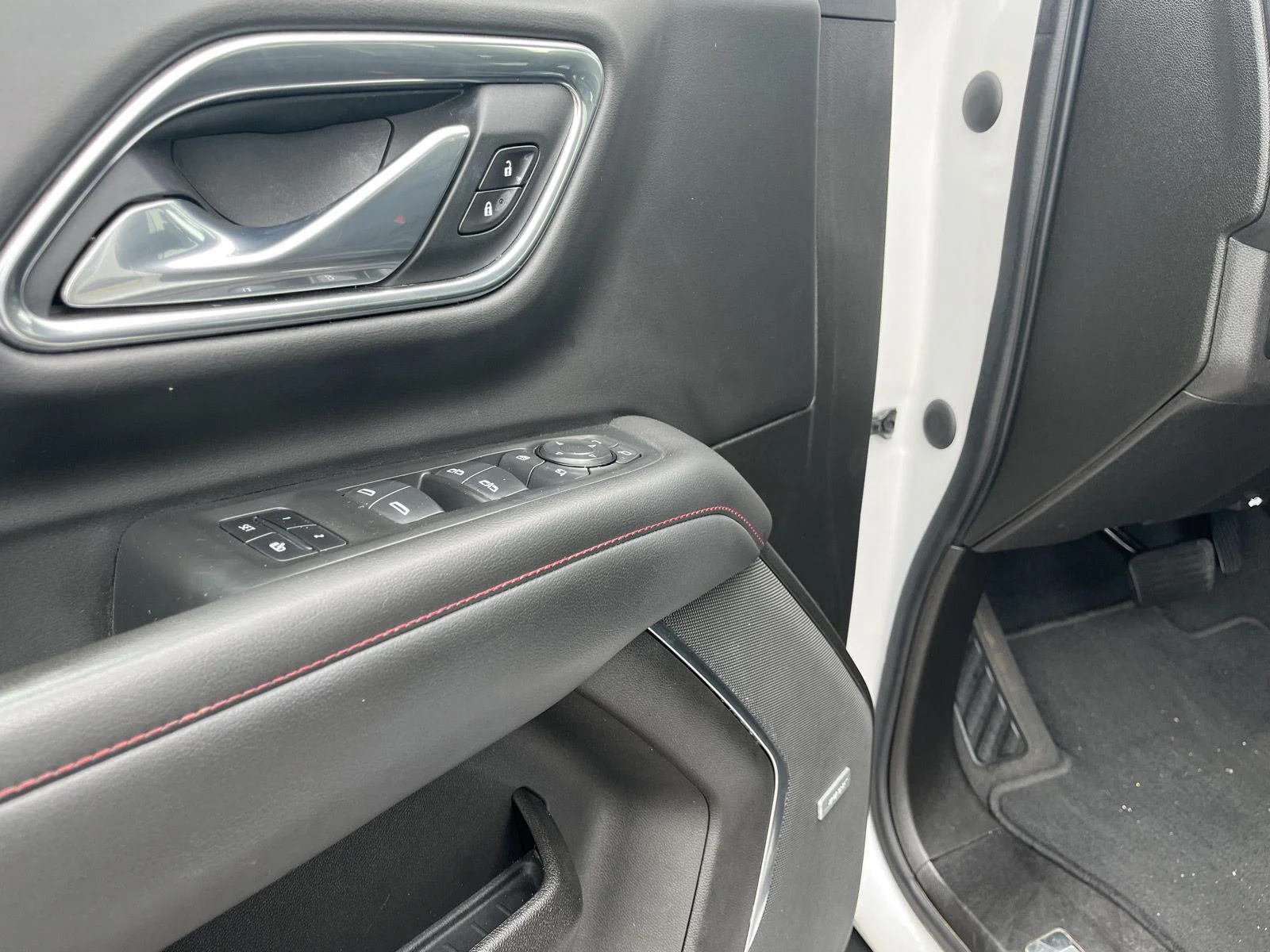 2021 Chevrolet Suburban RST - Photo 18