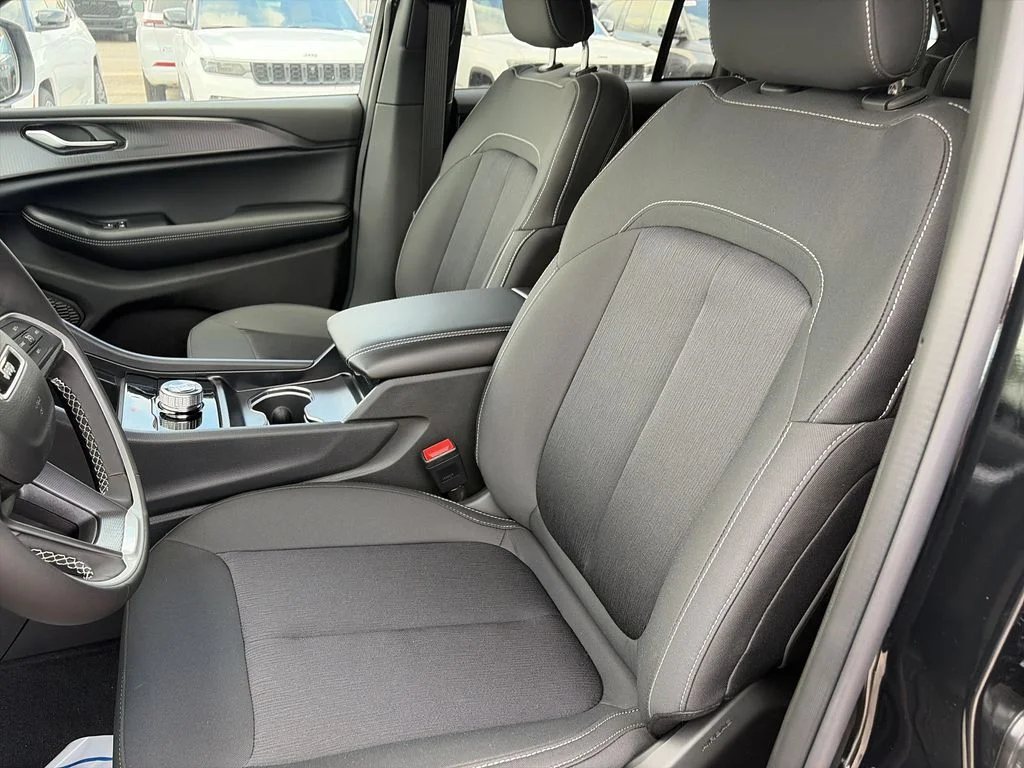 New 2026 Diamond Black Crystal Pearlcoat Jeep Laredo X image 11