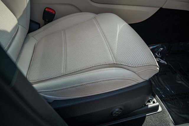 Certified Used 2025 Polar White Mercedes-Benz GLC 350e image 33