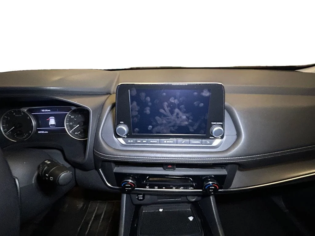 Used 2025 Scarlet Nissan SV image 11