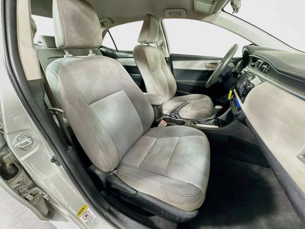 Used 2015 Silver Toyota LE image 32