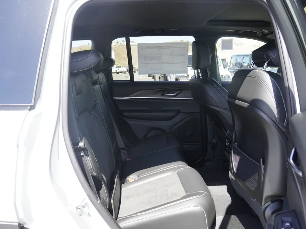 New 2026 Silver Zynith Exterior Paint Jeep Laredo Altitude image 23