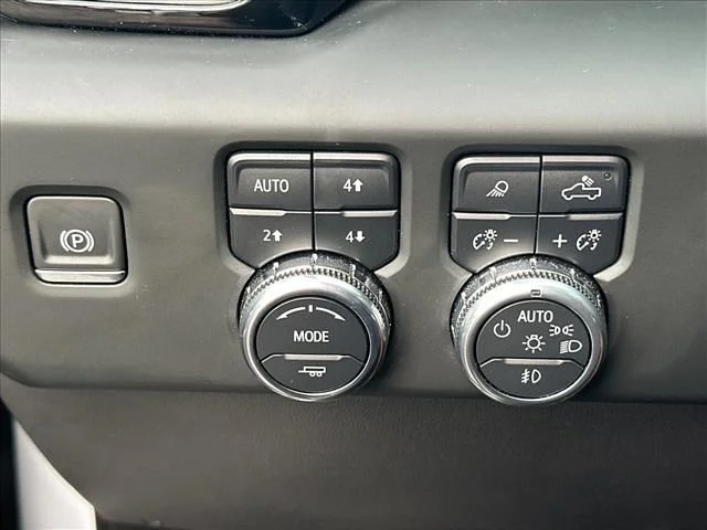 Used 2024 White GMC Denali image 28