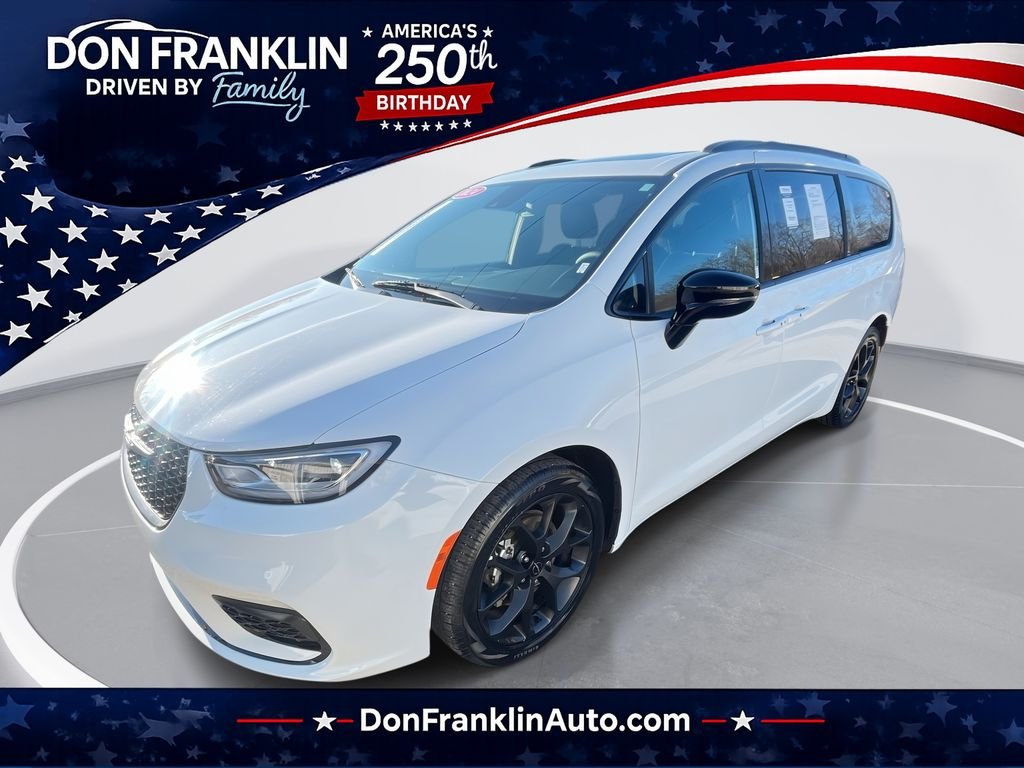 Used 2025 White Chrysler Limited image 1