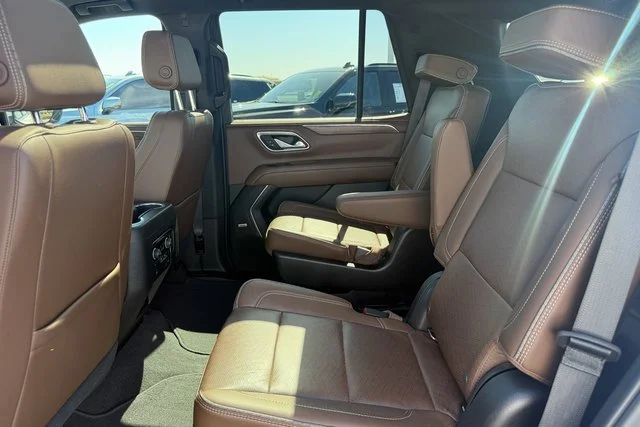 Used 2021 IRIDESCENT PEARL TRICOAT Chevrolet High Country image 23