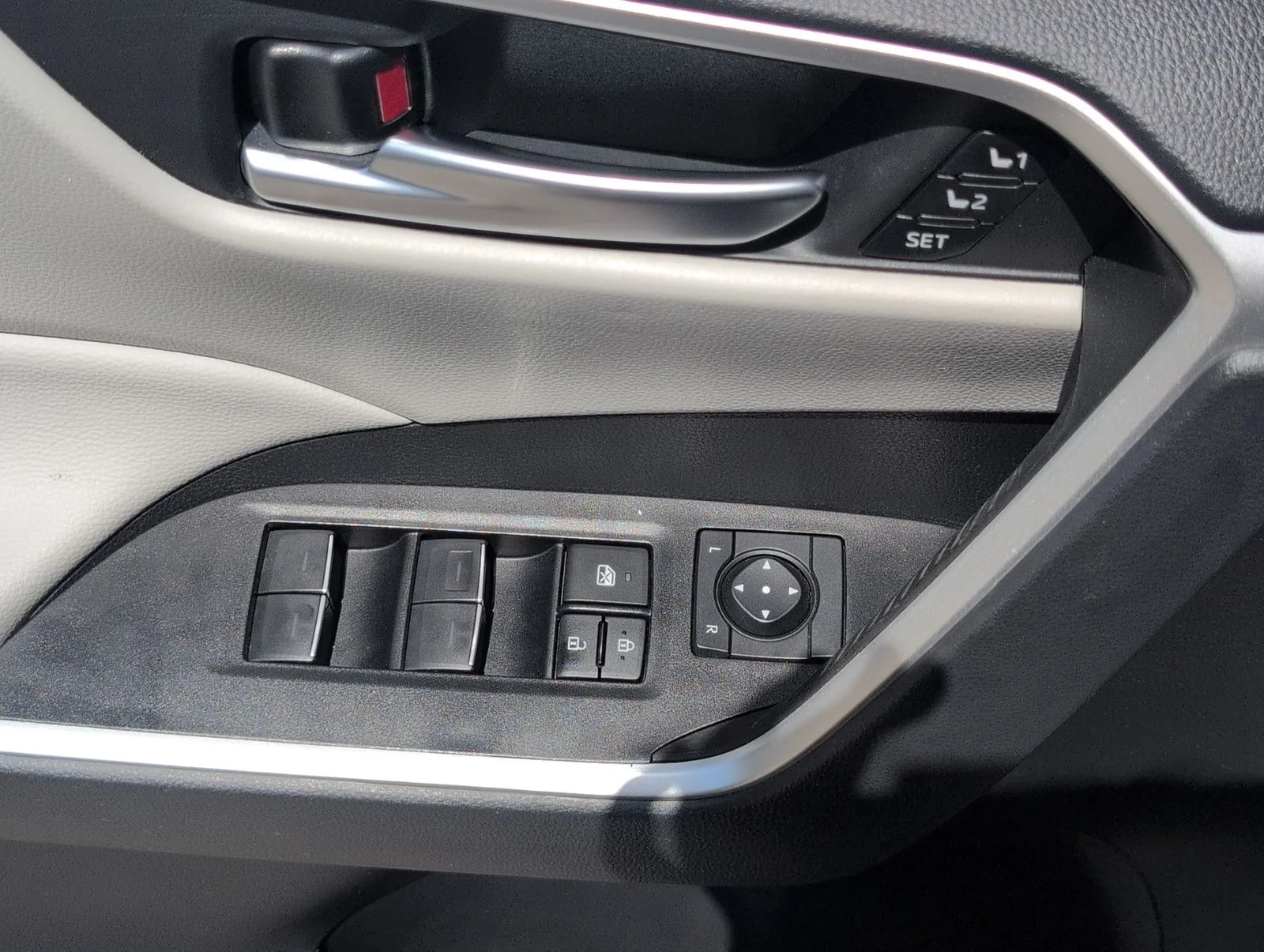 Used 2024  Toyota XLE Premium image 16