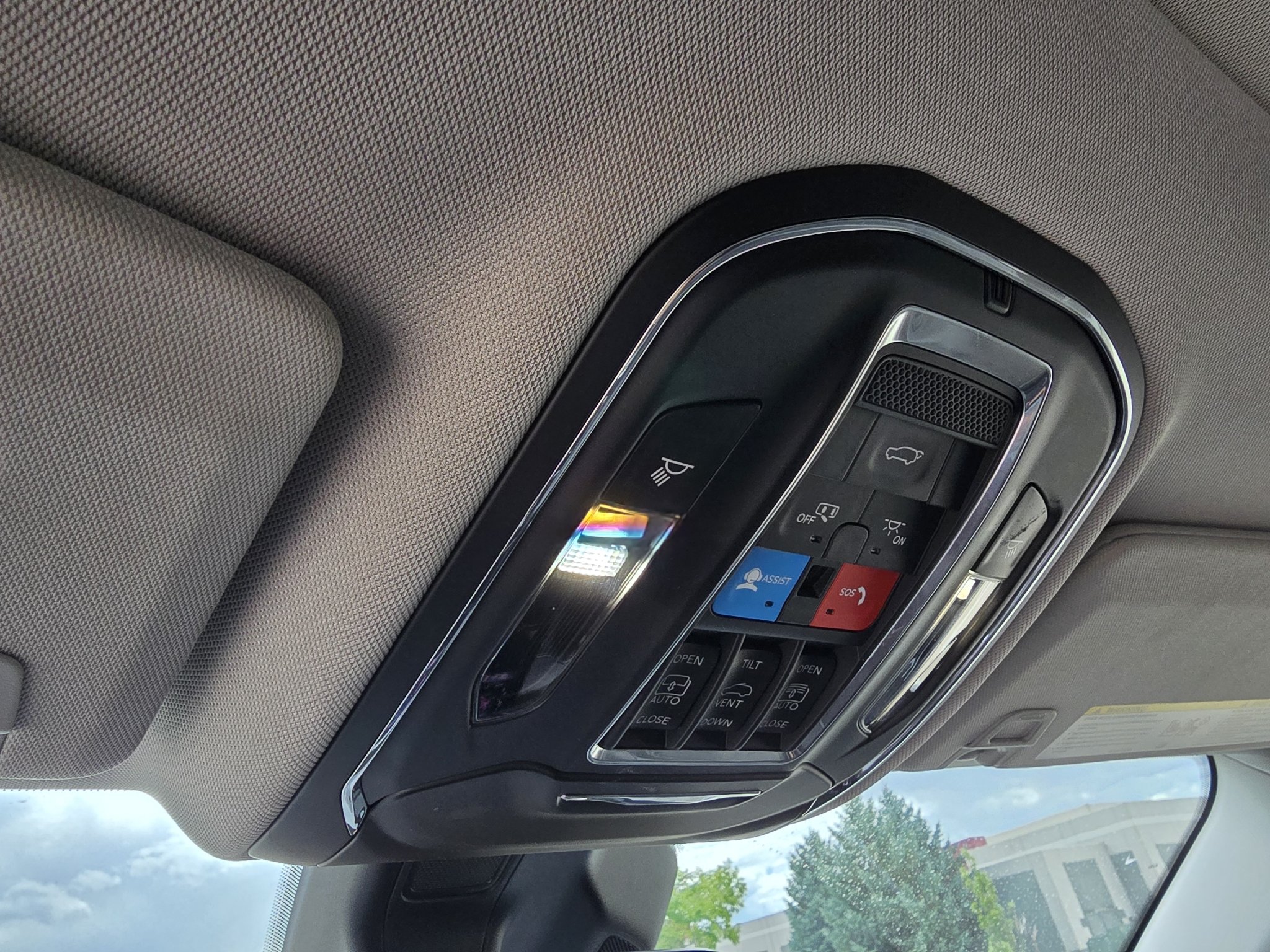 Used 2023 Silver Zynith Jeep 4xe image 23