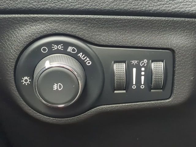 Used 2020 Silver Jeep Trailhawk image 26