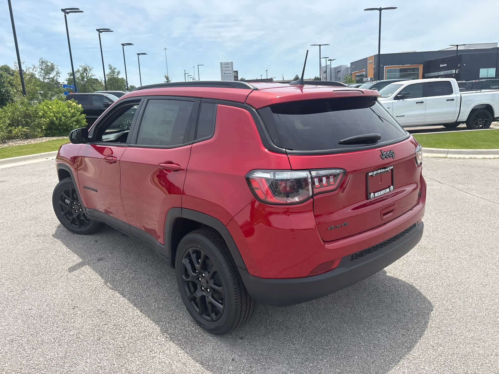 New 2026 Red Hot Pearl-Coat Exterior Paint Jeep Latitude image 7