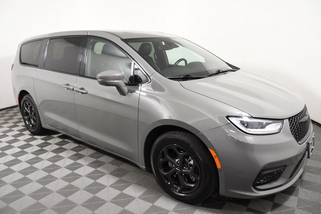 Used 2022 Ceramic Gray Clearcoat Chrysler Limited image 8