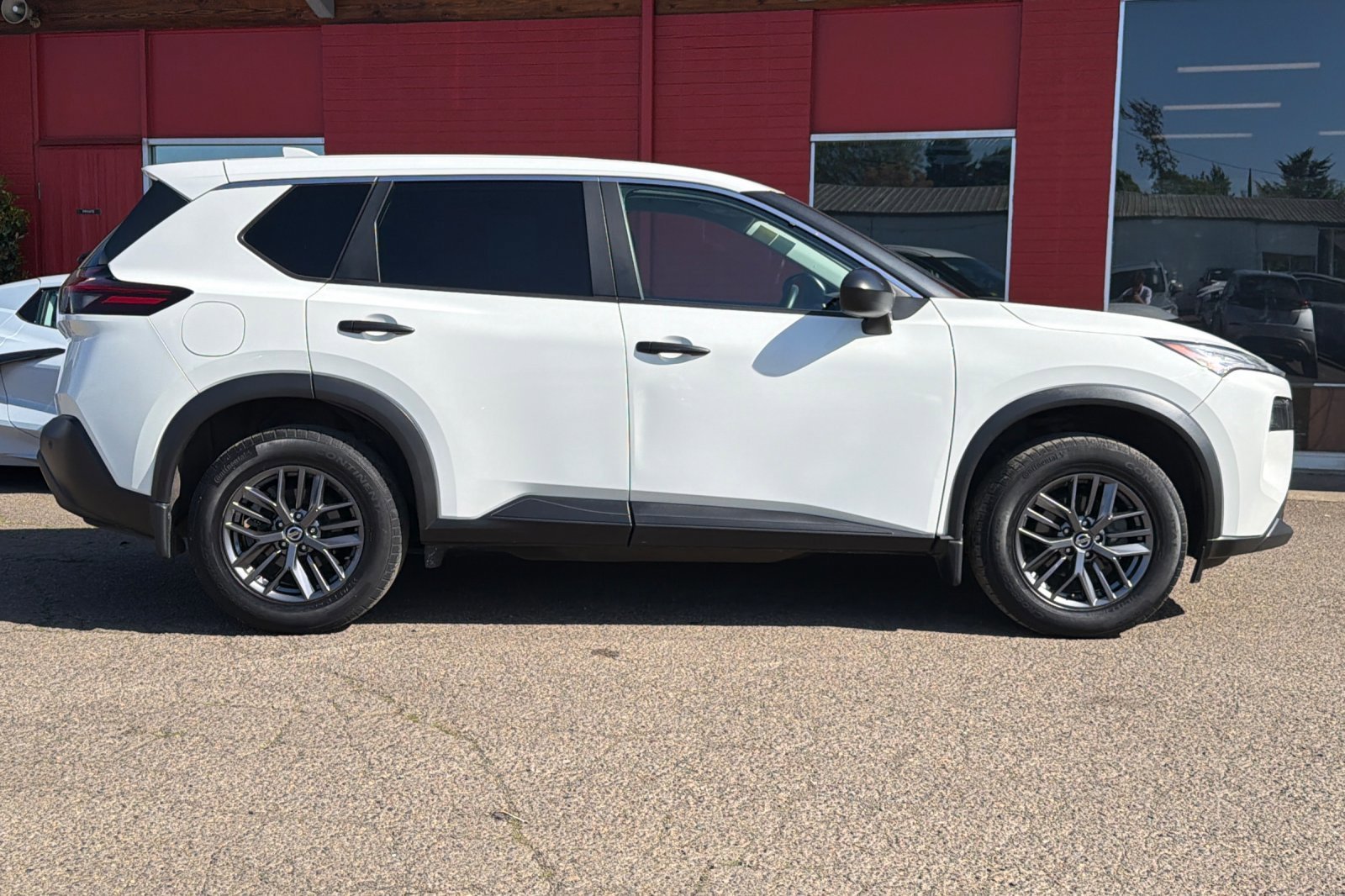 Used 2021 Glacier White Nissan S image 3
