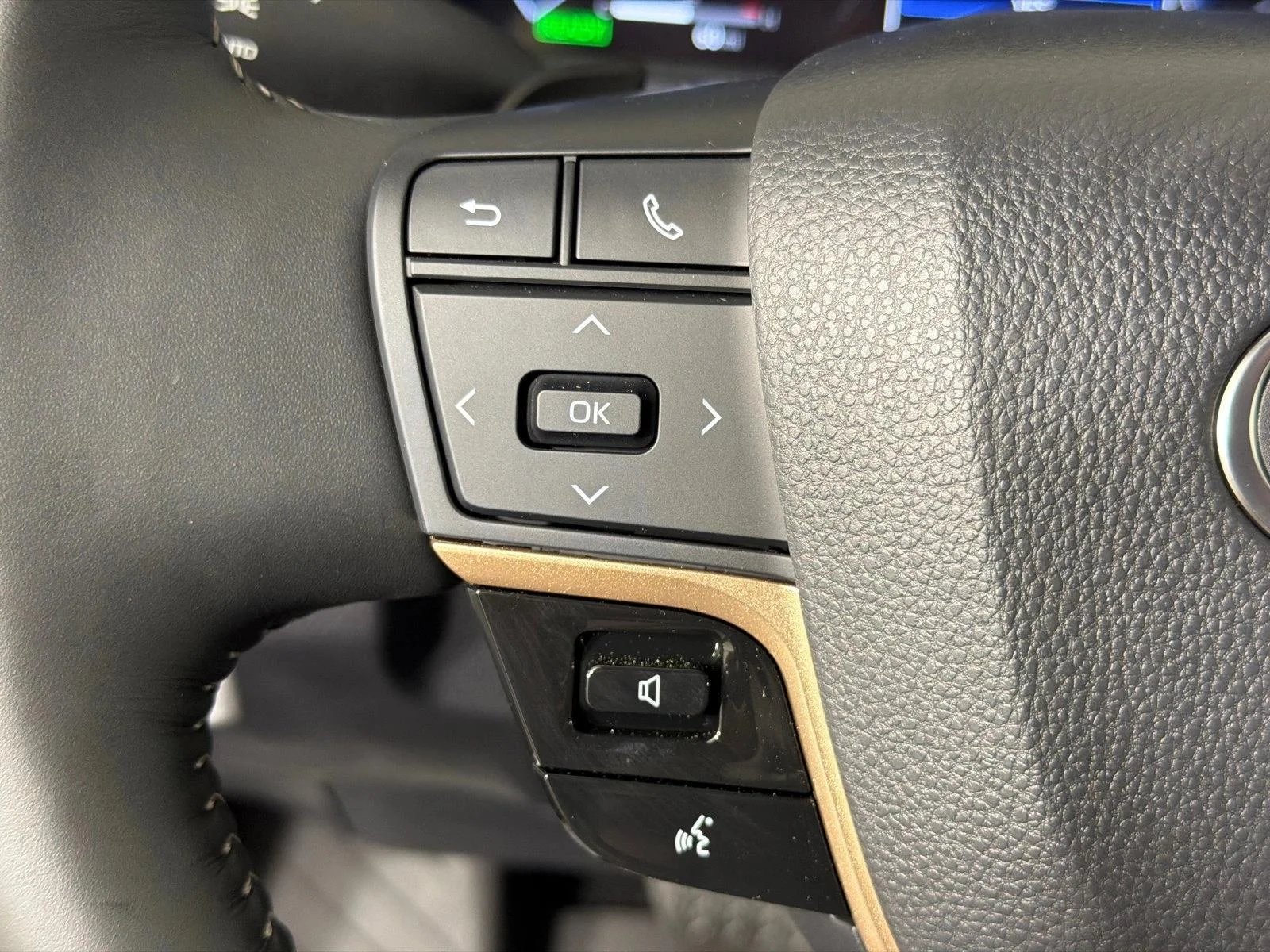 Used 2025 Copper Toyota XLE image 25