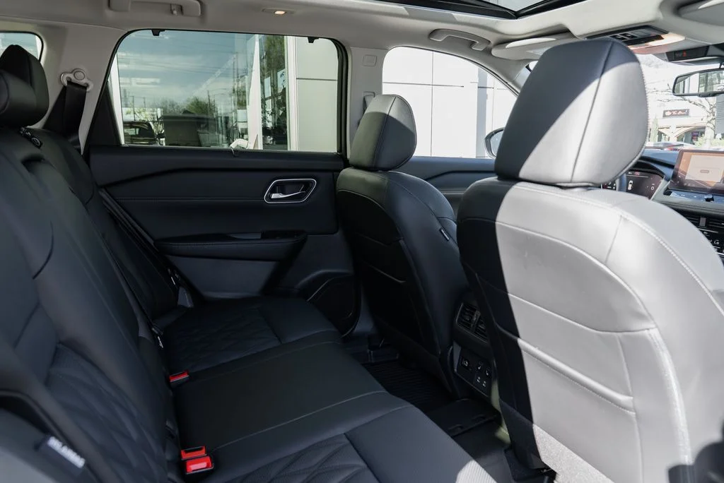 New 2026 Boulder Gray Pearl / Super Black Two-tone Nissan Platinum image 27