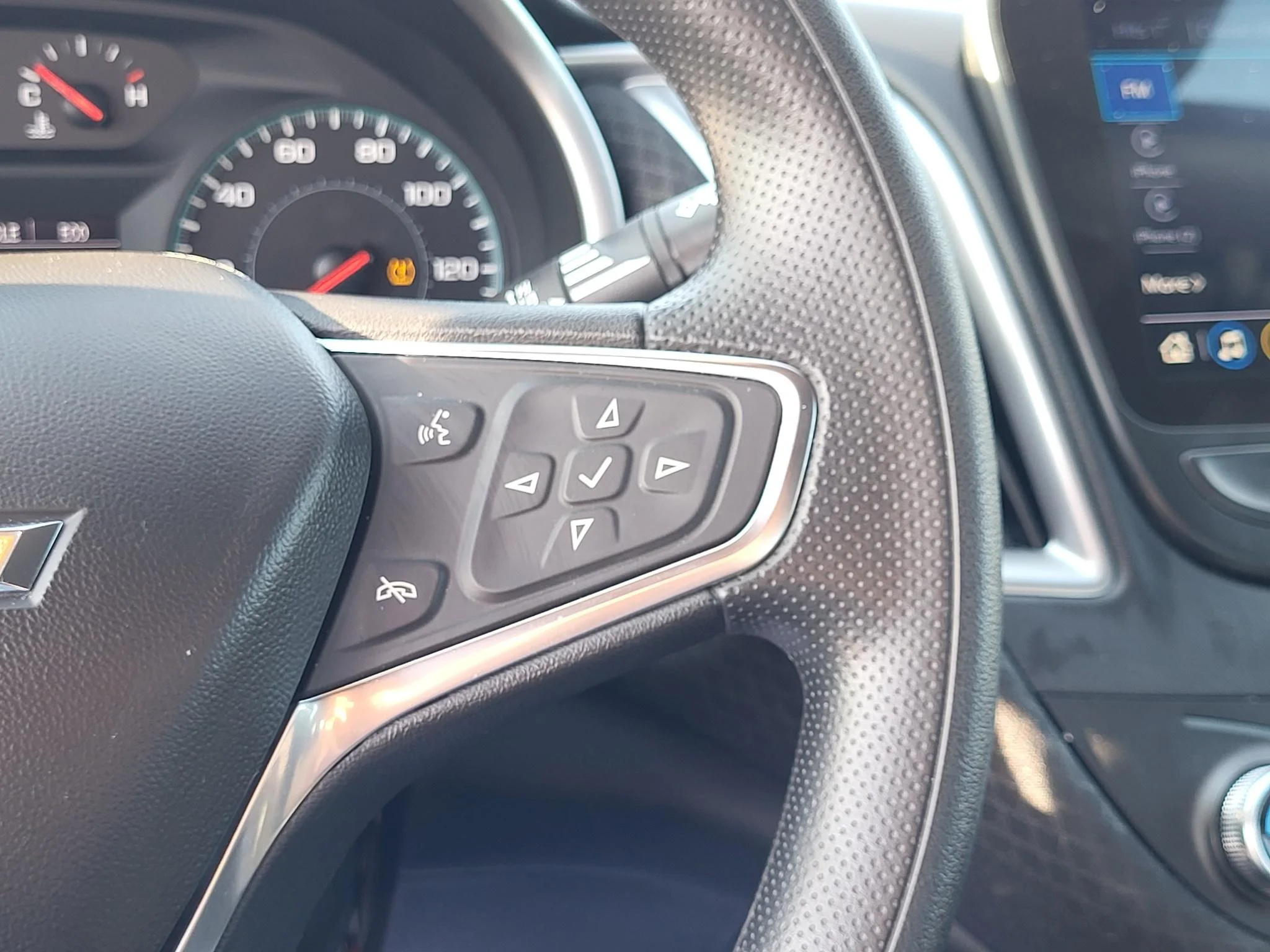 Used 2025 Summit White Chevrolet LT image 14