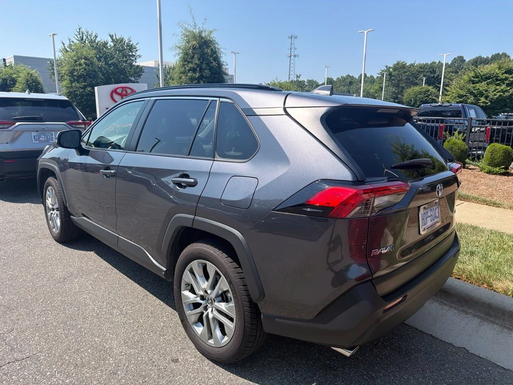 Used 2019 Gray Toyota XLE Premium image 7