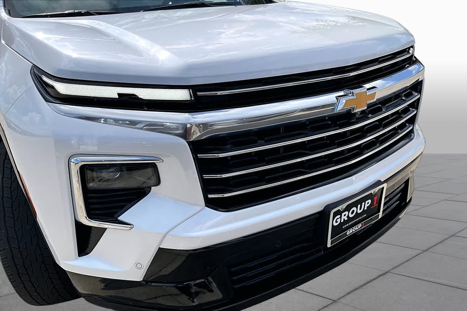 Used 2025 Iridescent Pearl Tricoat Chevrolet FWD High Country image 29