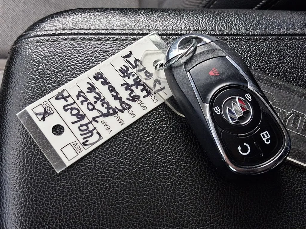Used 2023 SUMMIT WHITE Buick Select image 21