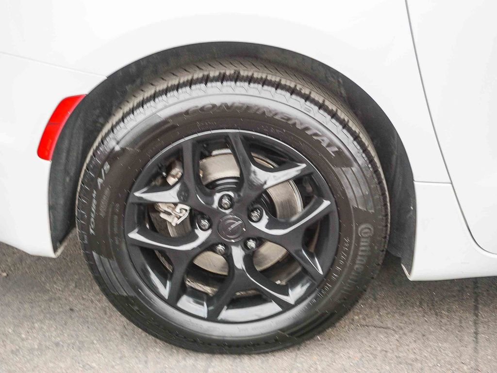 Used 2018 White Chrysler Limited image 9