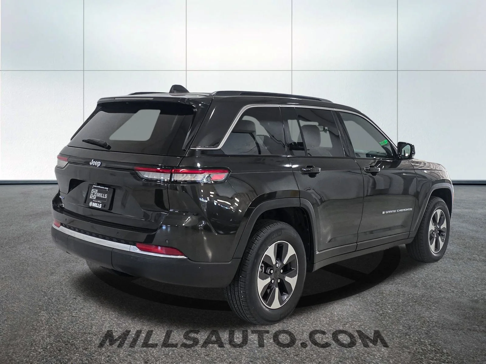 Used 2024 Rocky Mountain Pearlcoat Jeep 4xe image 8