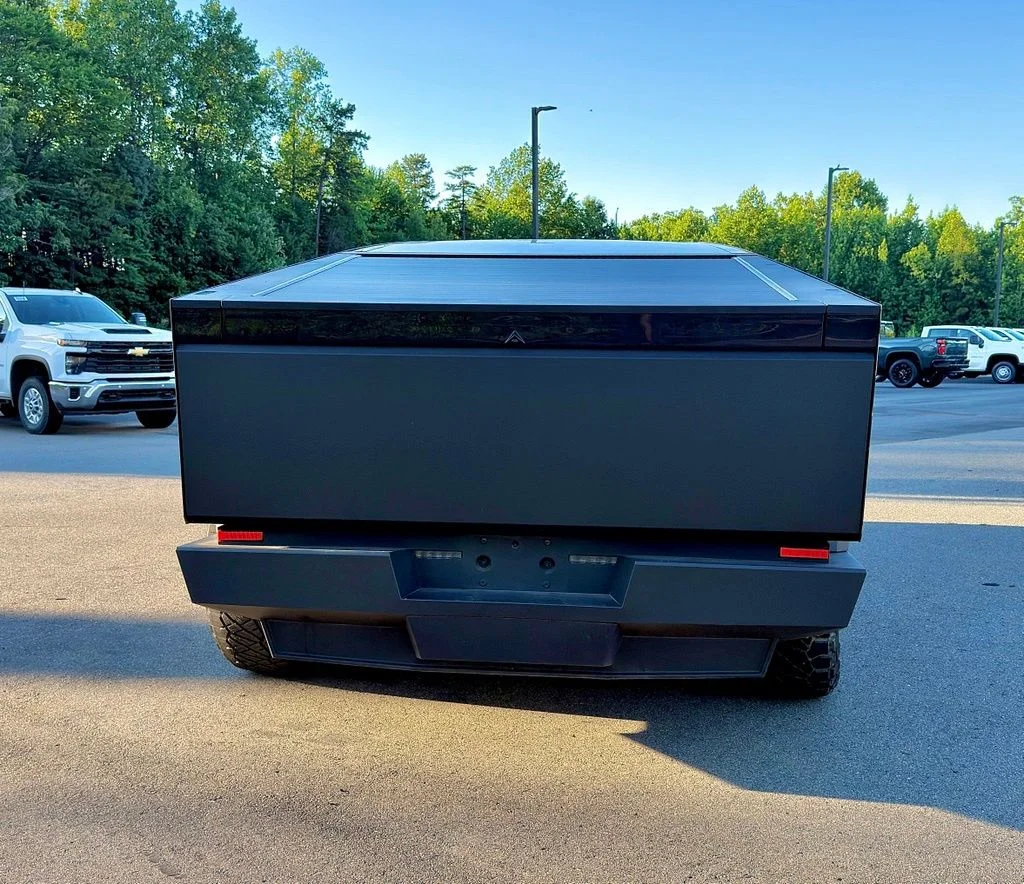 Used 2025  Tesla Base image 7