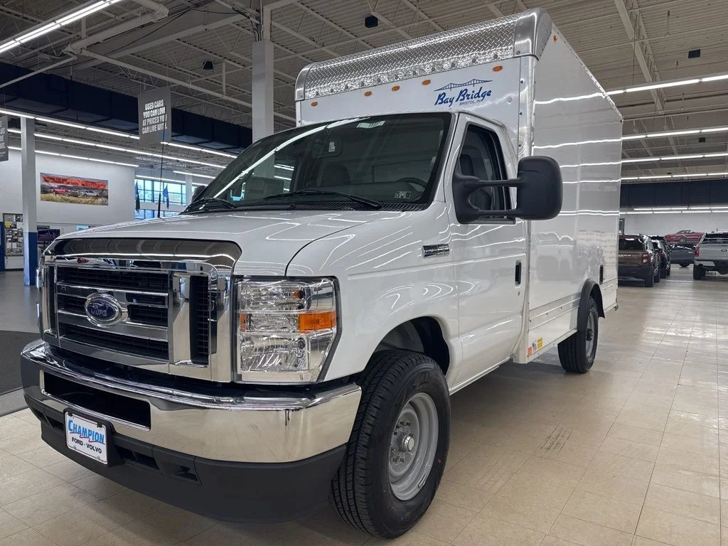 New 2025 Oxford White Ford E-350 SRW image 3