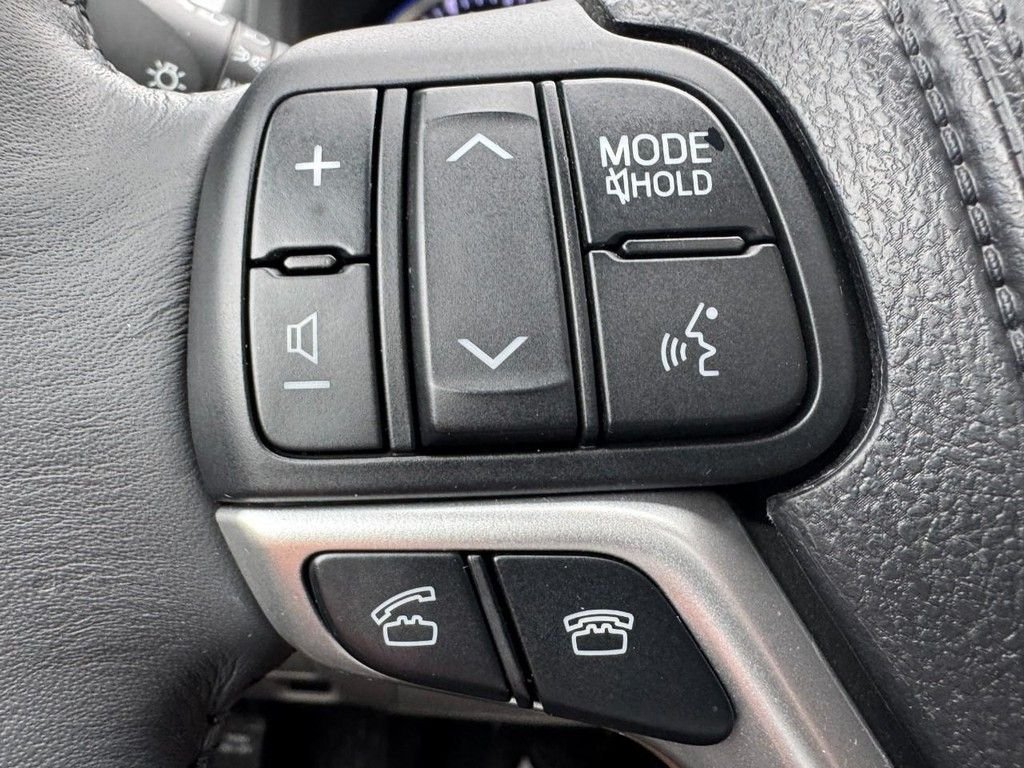 Used 2014 Silver Toyota XLE V6 image 18