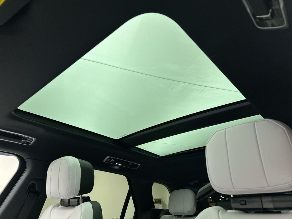 New 2026 Santorini Black LAND ROVER Dynamic SE image 11