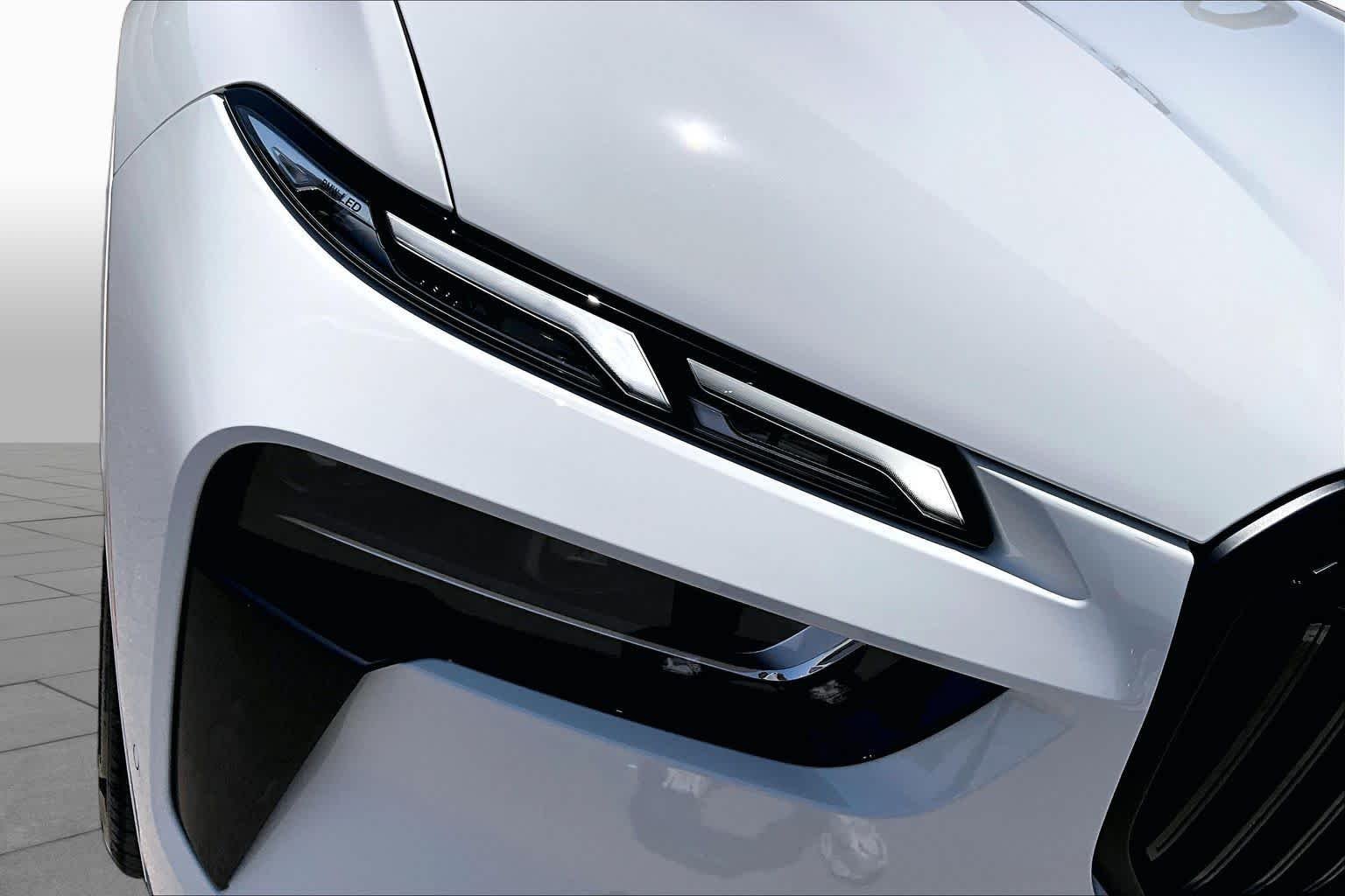 New 2027 Alpine White BMW M60i image 12