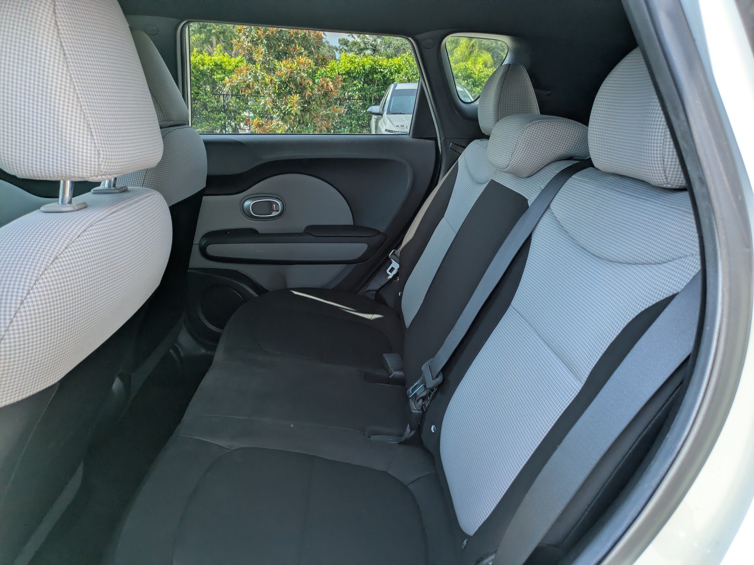 Used 2016 Clear White Kia BASE image 12