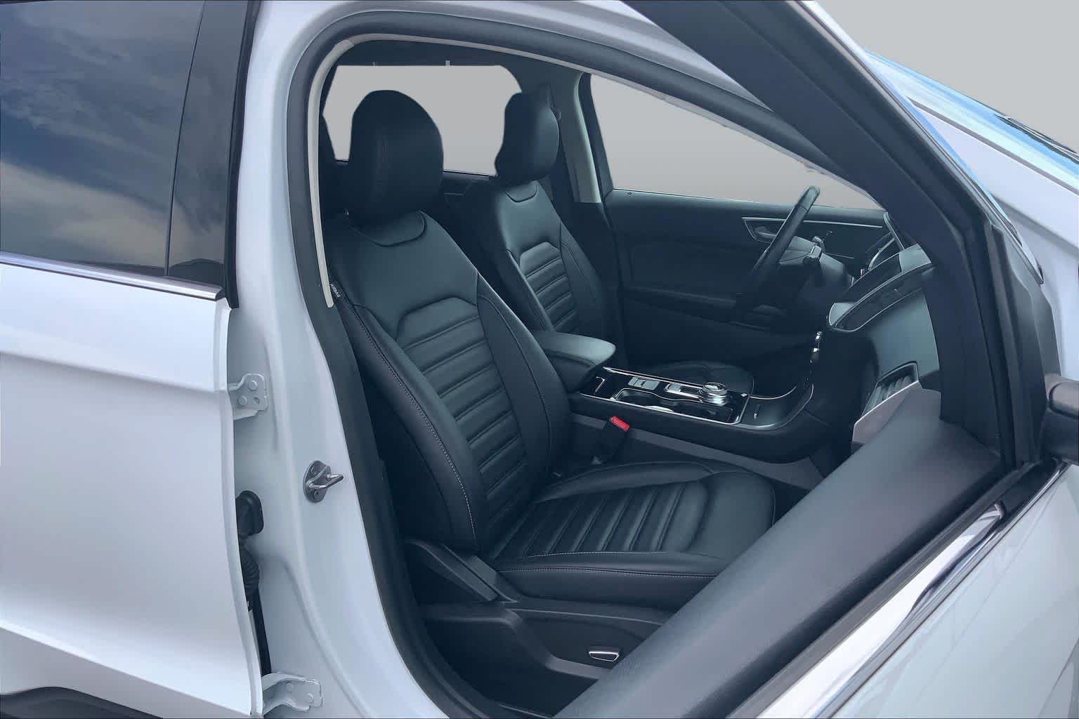 Used 2019 Oxford White Ford SEL image 9