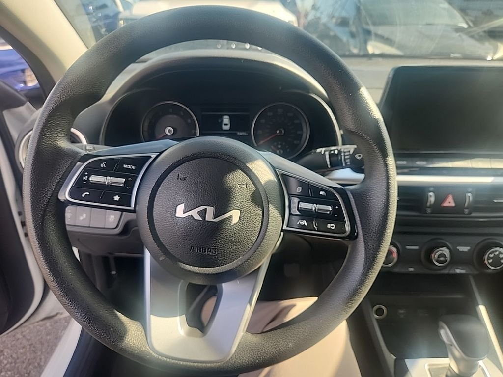 Used 2023 White Kia LXS image 22
