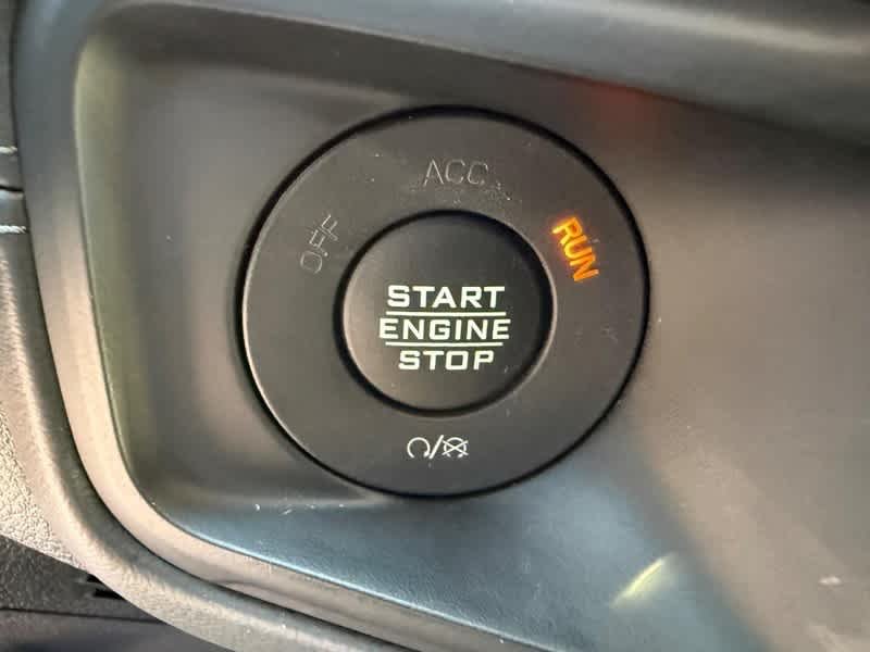 Used 2025 Granite Crystal Metallic Clearcoat Jeep Sahara image 15