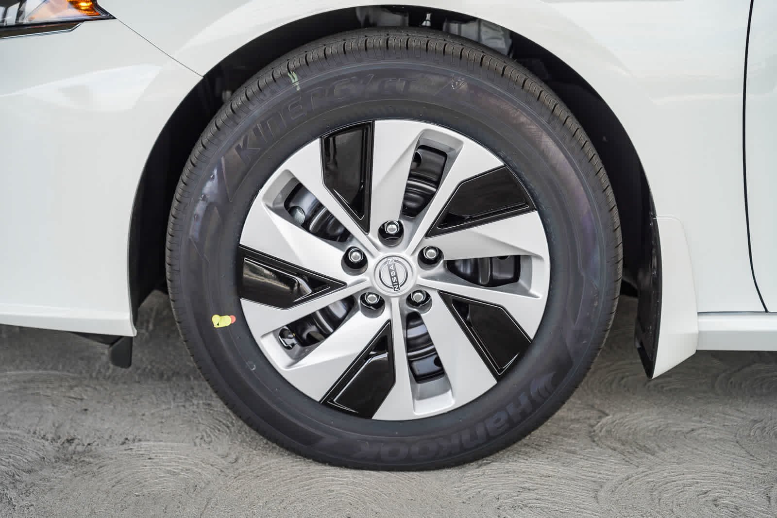 New 2025 Glacier White Nissan S image 9
